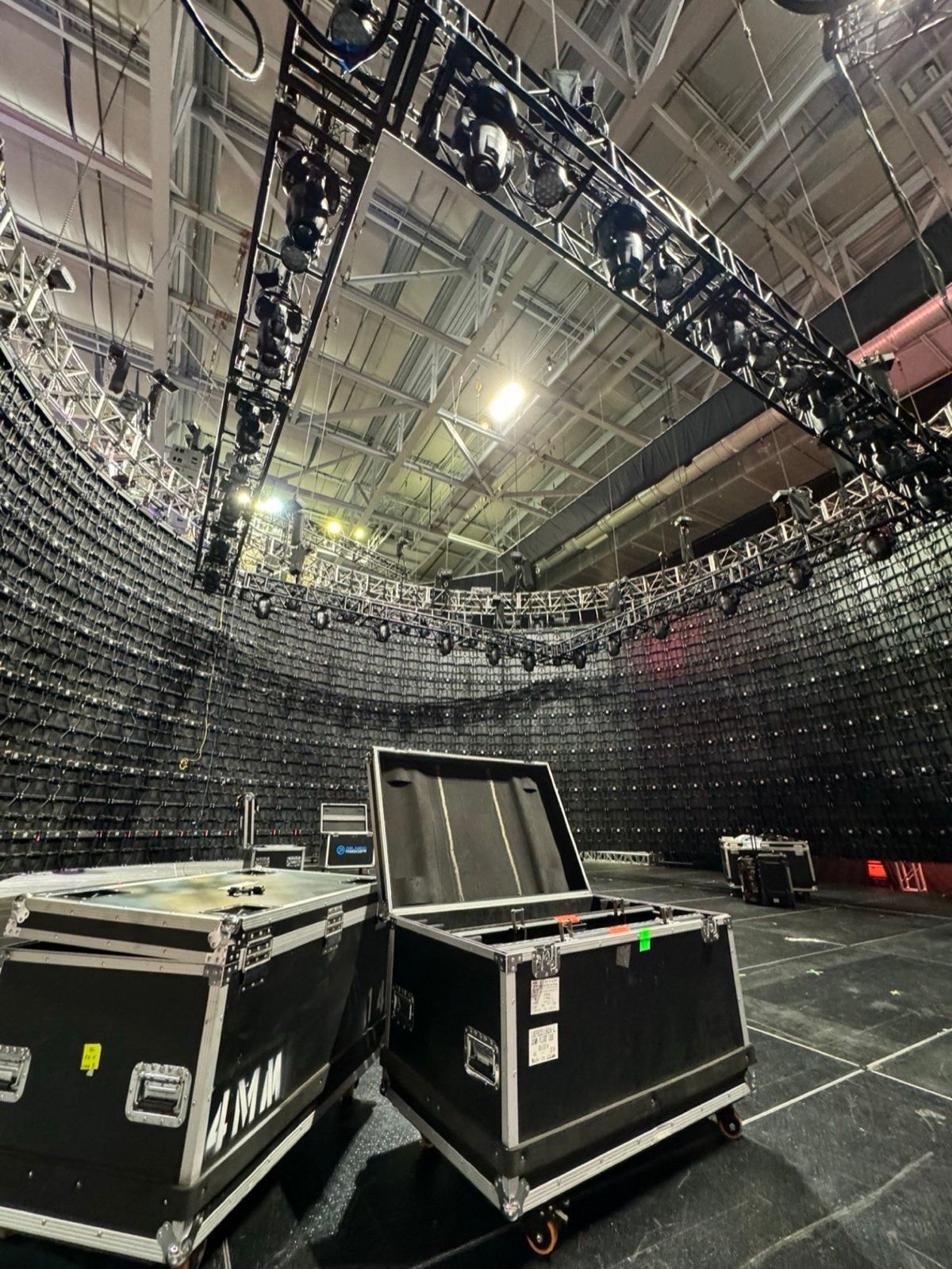 Cases de equipamento numa arena vazia antes da montagem