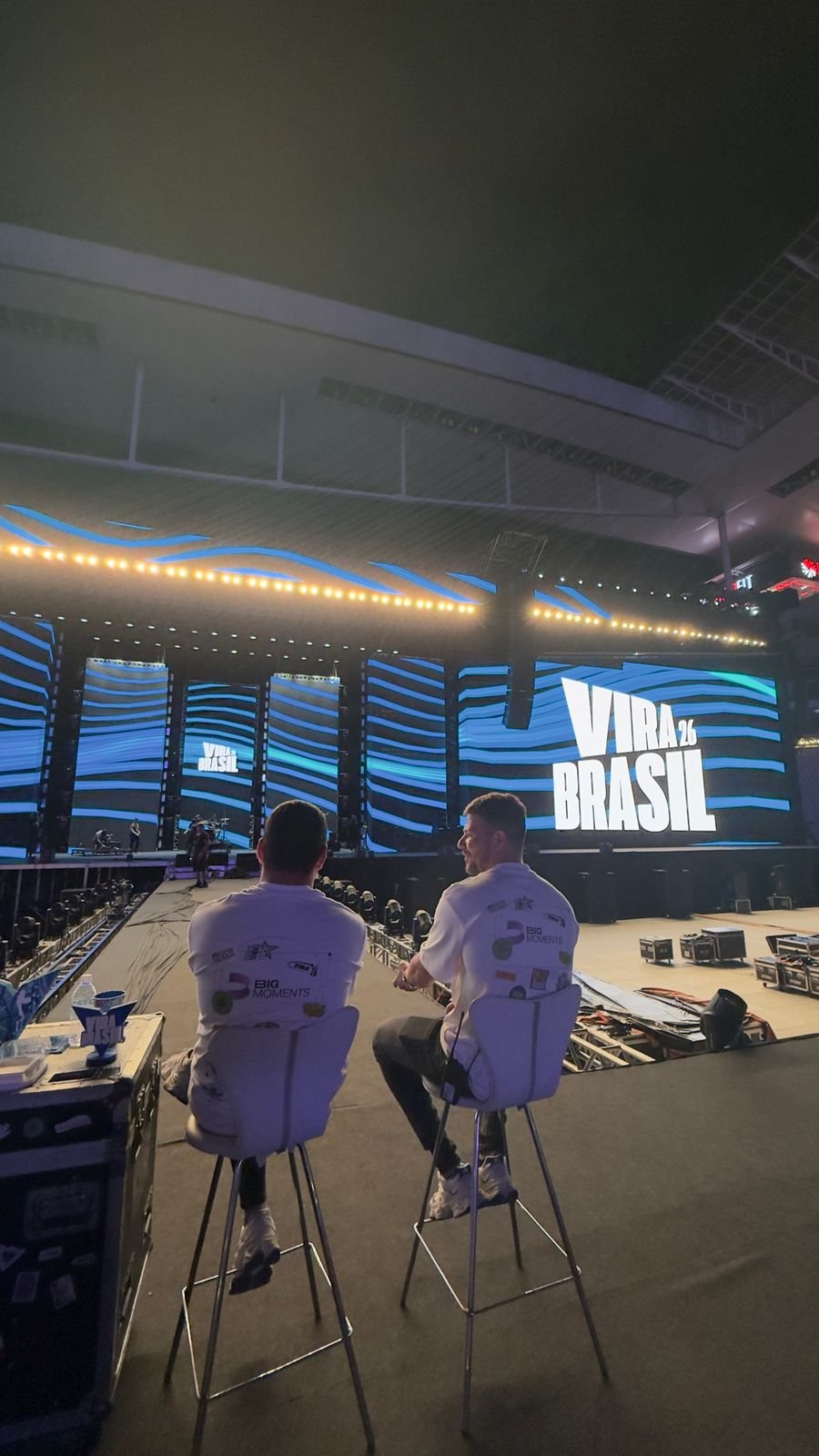 Técnicos na mesa acompanhando o ensaio do Vira Brasil