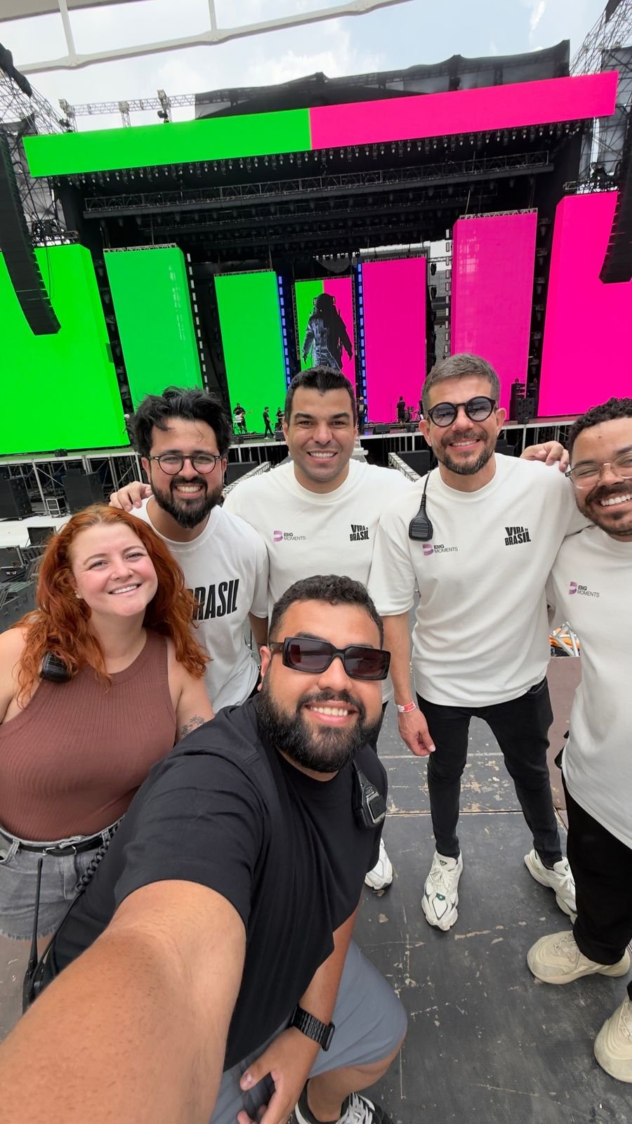 Equipe com camisetas da Big Moments e do Vira Brasil em frente ao palco