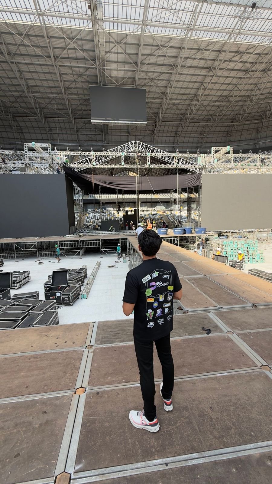 Montagem do palco num estádio vazio